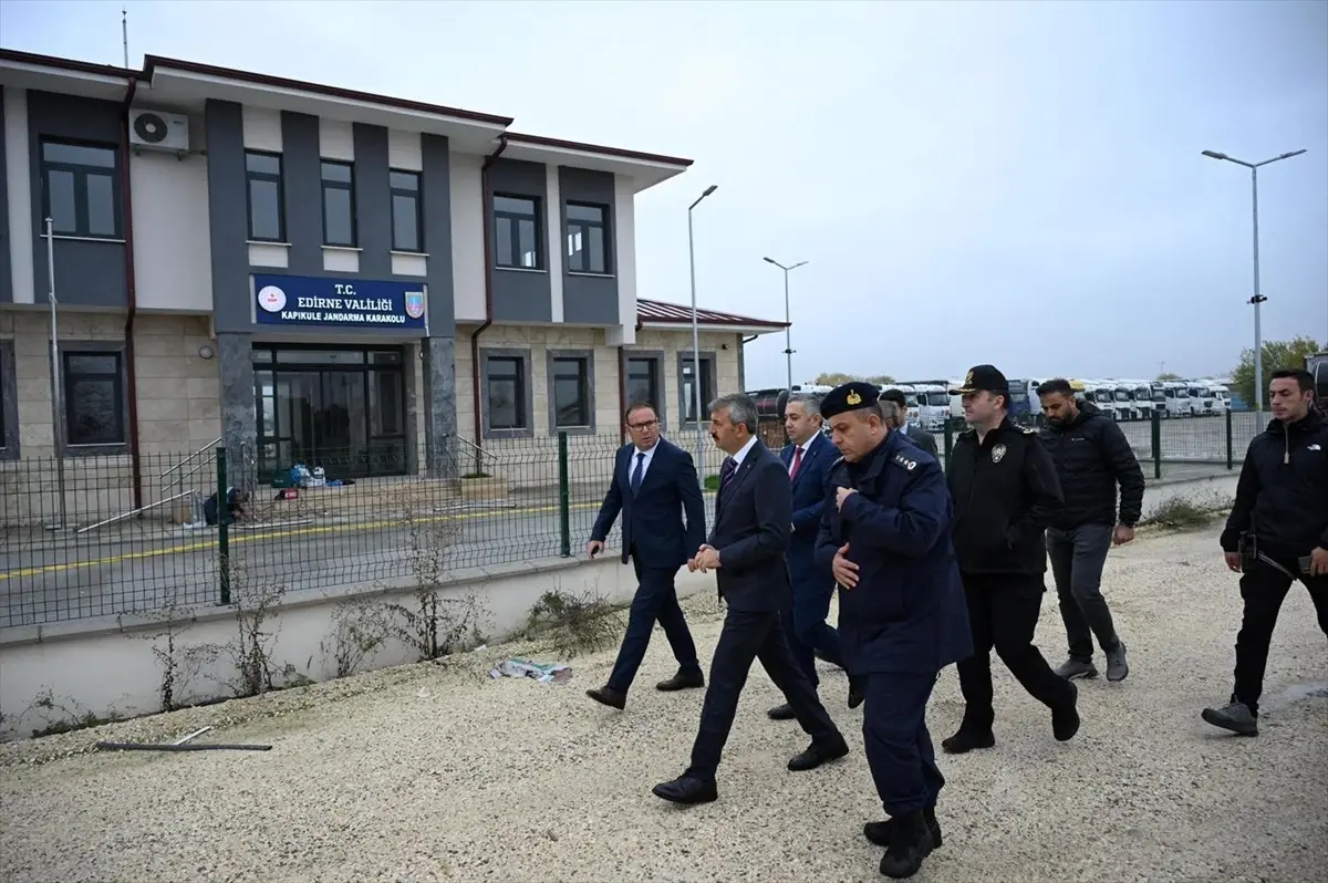 Edirne Valisi, Dr. Sadık Ahmet\'in Ailesini Kabul Etti