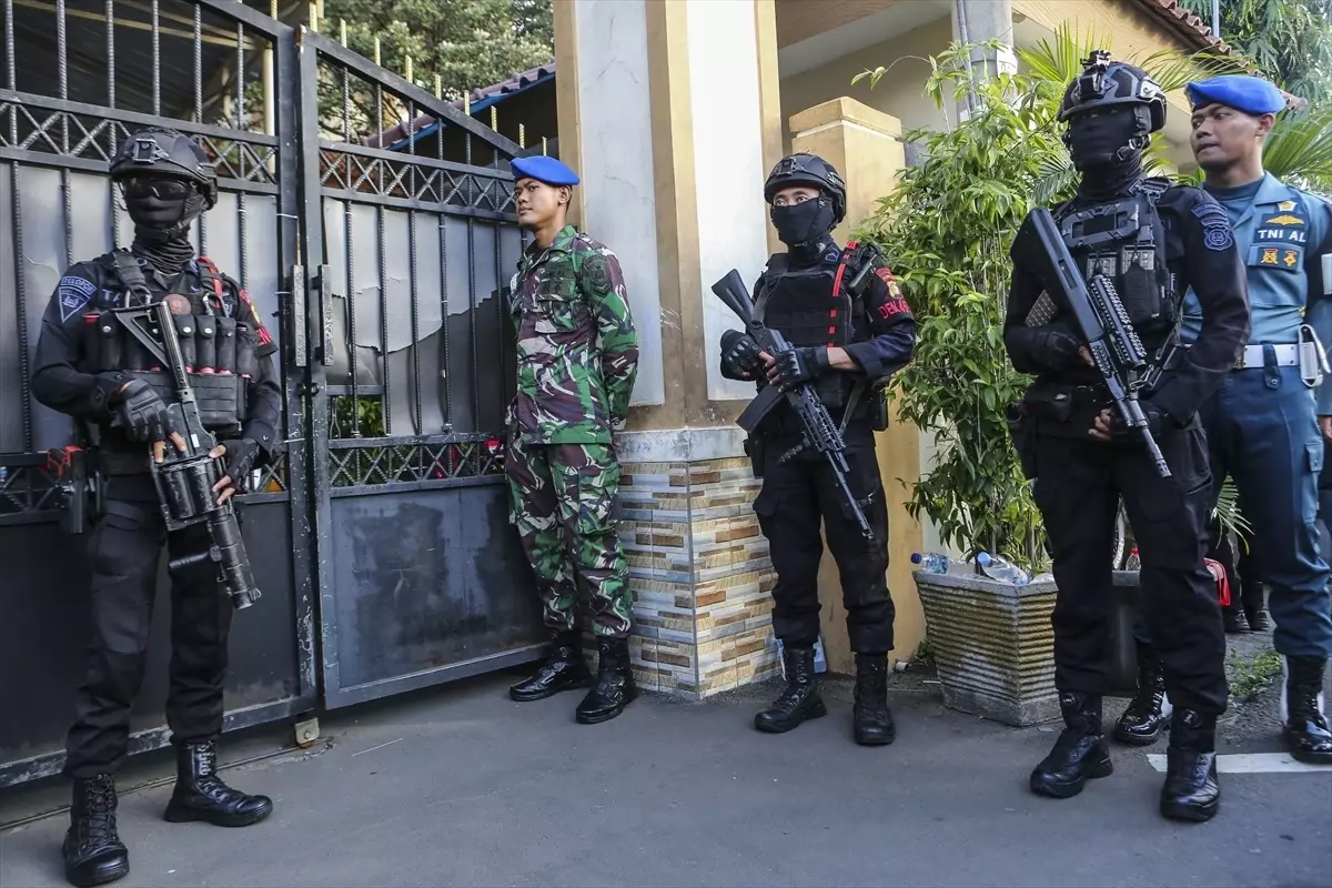 Cakarta\'da Cuma Namazında Patlama: 54 Yaralı