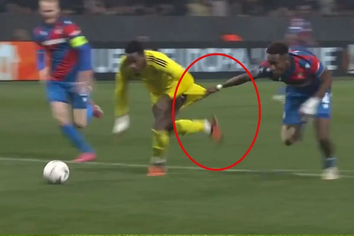 Fenerbahçe 90+5\'te penaltı bekledi! Pozisyonu inceleyen hakemden \'devam\' kararı