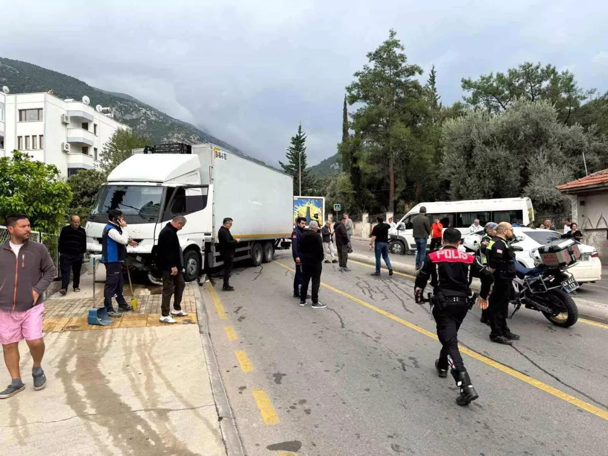 Fethiye\'de kamyon öğrenci servisine çarptı