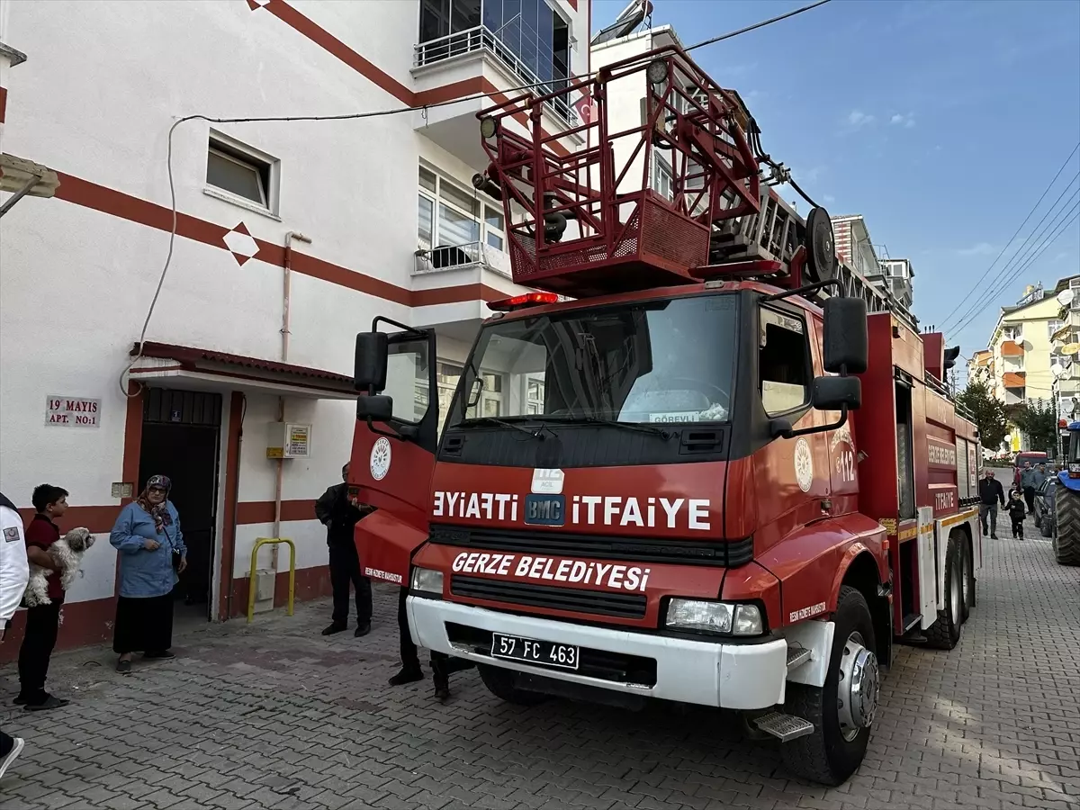 Gerze\'de Yangın: Dumandan Etkilenen Hastaneye Kaldırıldı