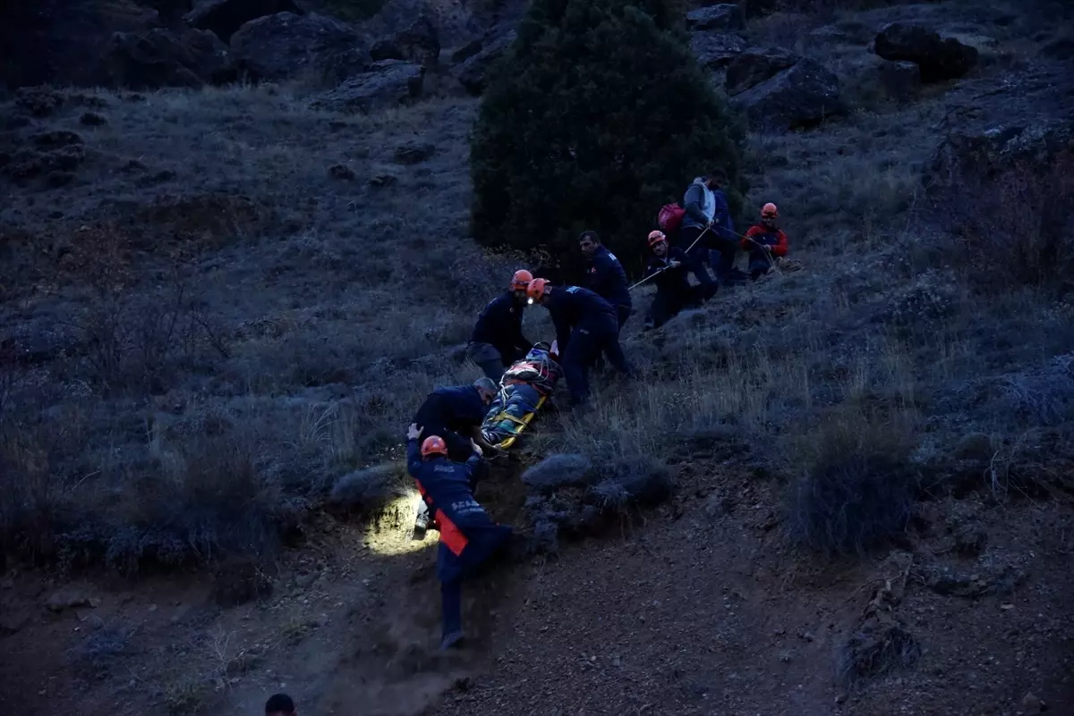 Kayalıklardan Düşen Hemşire Yaralandı