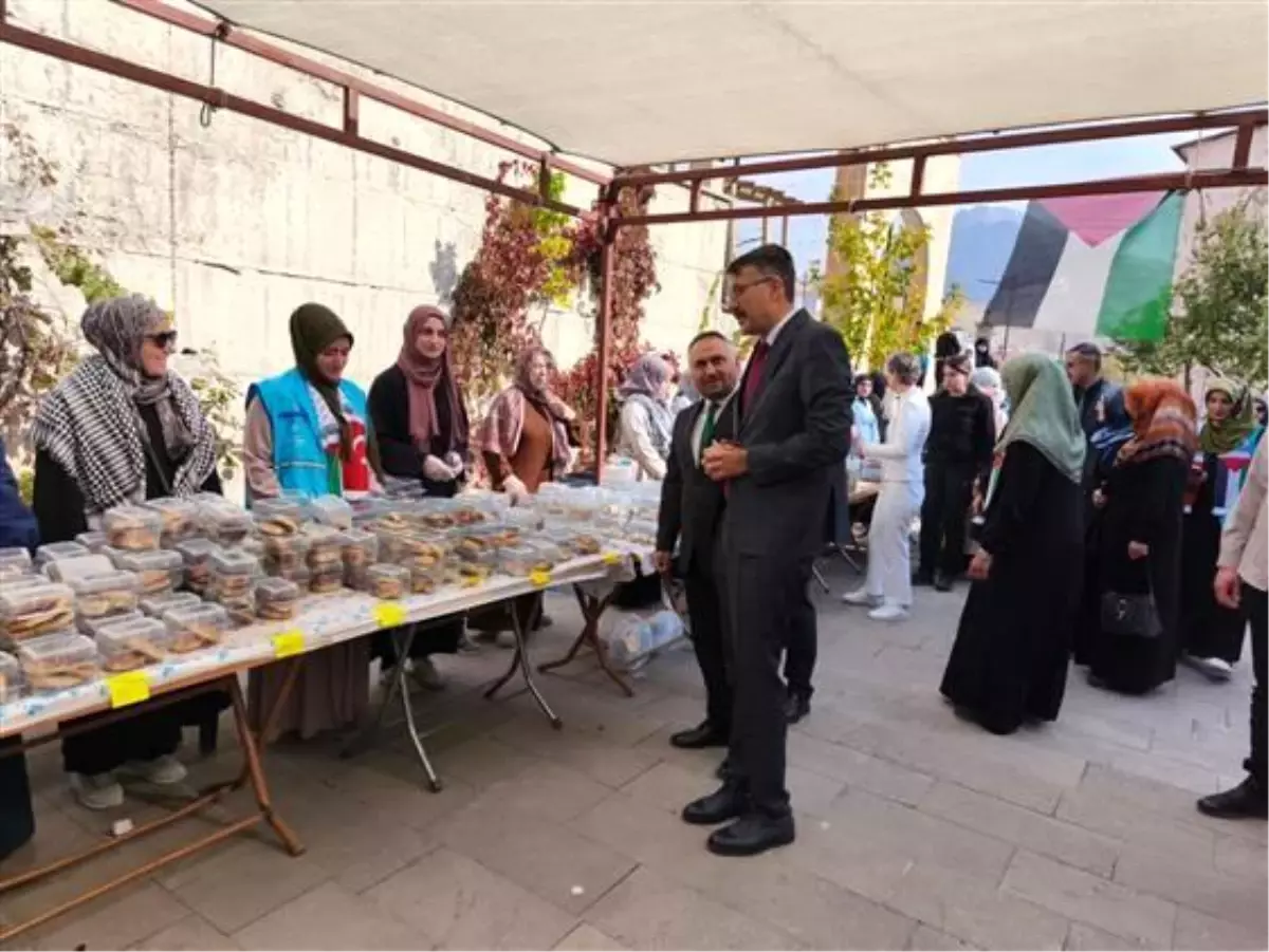 Hakkari\'de Gazze İçin Hayır Çarşısı