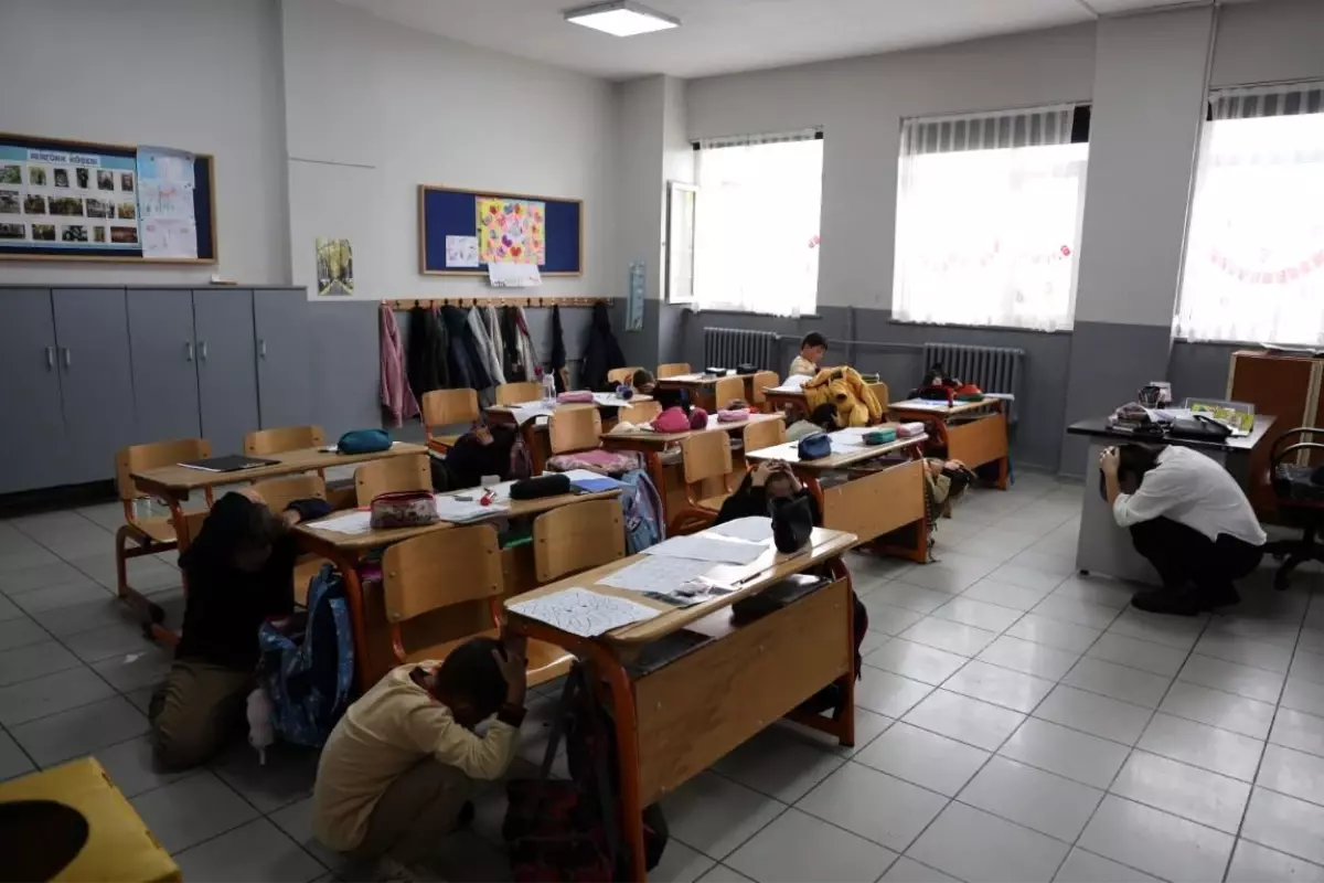 Kartepe\'de Öğrencilere Afet Bilinci Eğitimi ve Tatbikatı Düzenlendi