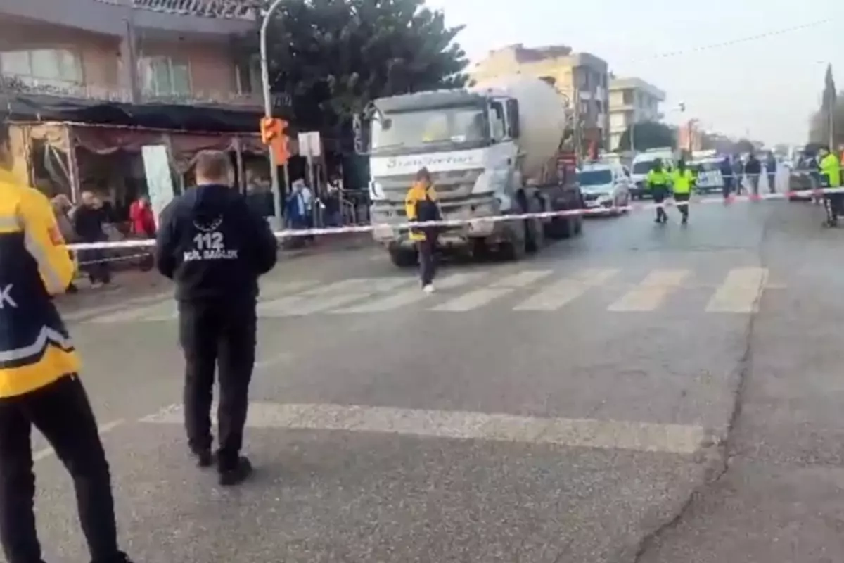 İzmir\'de Beton Mikserinin Çarptığı Babaanne Hayatını Kaybetti, Torunu Yaralandı