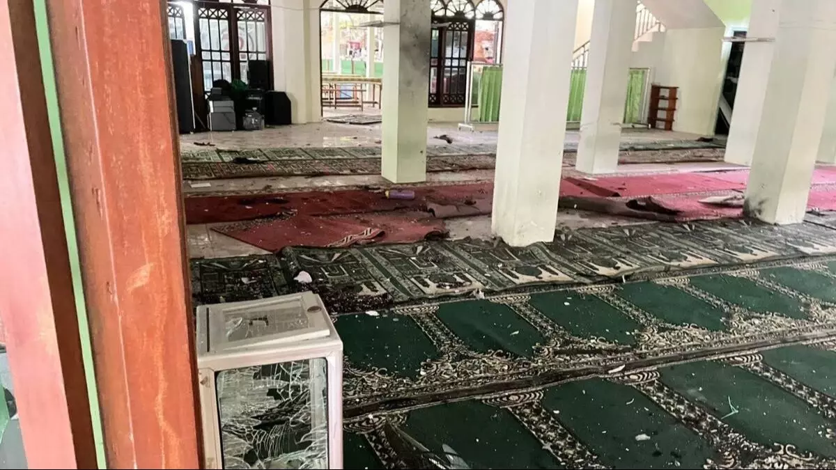 Endonezya\'da camide cuma namazı sırasında patlama: 54 yaralı