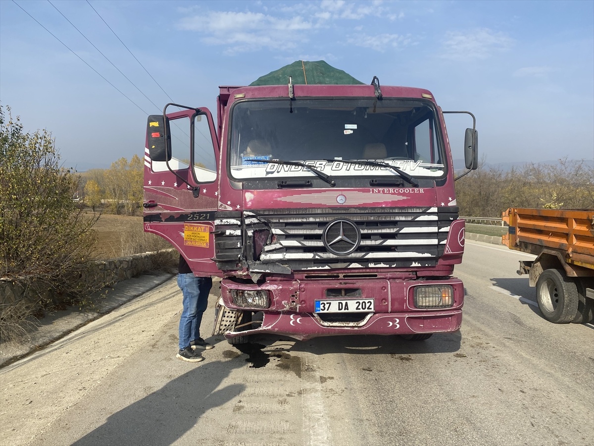 Kastamonu\'da Kamyon Otomobile Çarptı: Sürücü Ağır Yaralandı