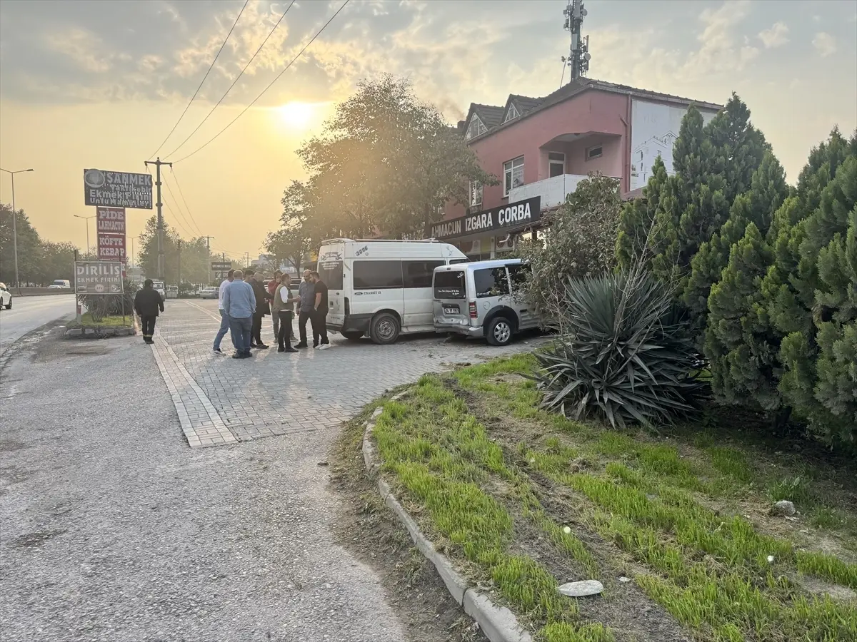 İzmit\'te Trafik Kazası: 1 Ölü, 3 Yaralı