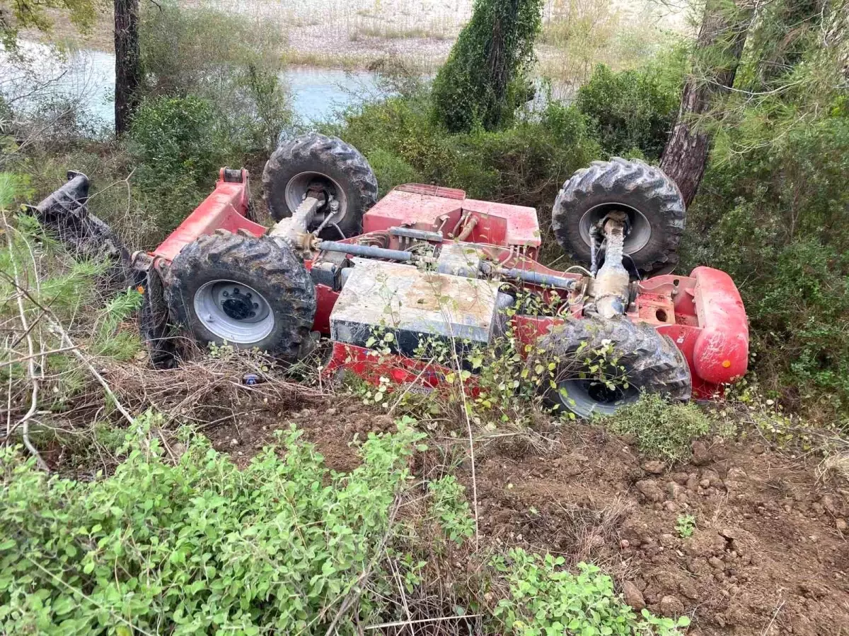 Manavgat\'ta İş Makinesi Takla Attı