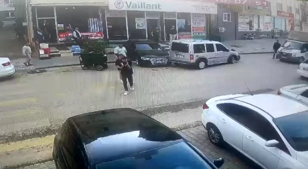 Osmaniye\'de Kontrolden Çıkan Araç Park Halindeki Araca Çarptı