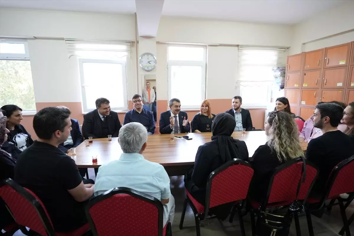 Bakan Tekin İki Ortaokulu Ziyaret Etti