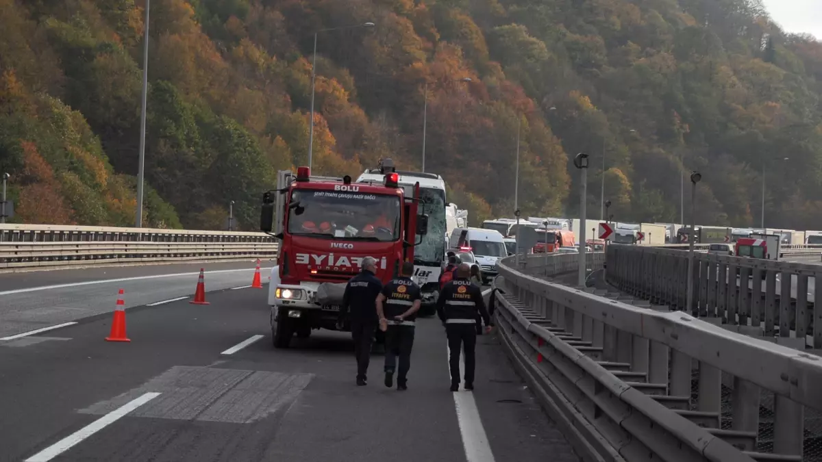Bolu\'da Otoyolda Kaza: Minibüs TIR ve Otobüse Çarptı