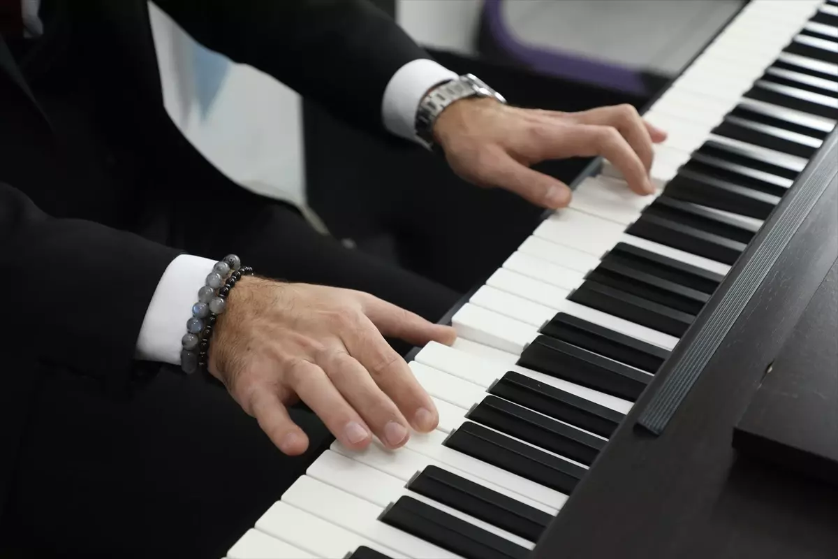 Görme Engelli Kemal Piyano ile Hayalini Gerçekleştirdi