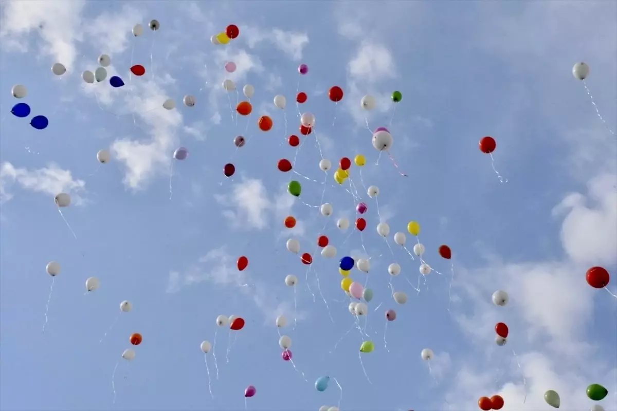 Mirza\'nın Sevinci: Balonlar Gökyüzüne Uçtu