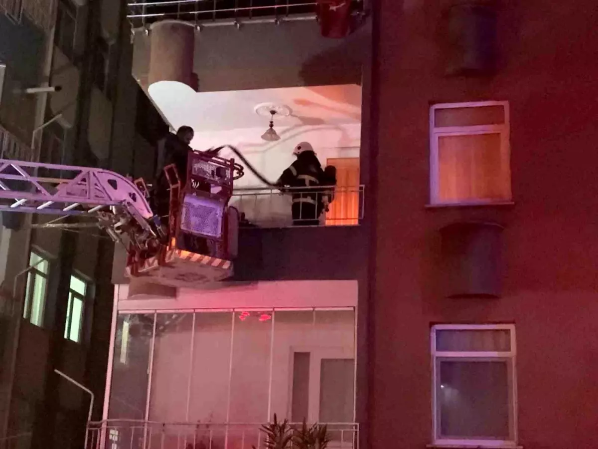 Ünye\'de Yangında Mahsur Kalan Kız Çocuğu Kurtarıldı