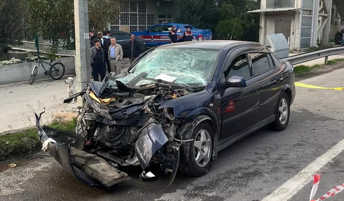 Park Halindeki Tıra Çarpan Otomobilde 3 Yaralı