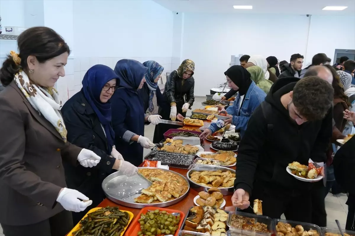 Öğrencilere Anne Yemekleri İkramı