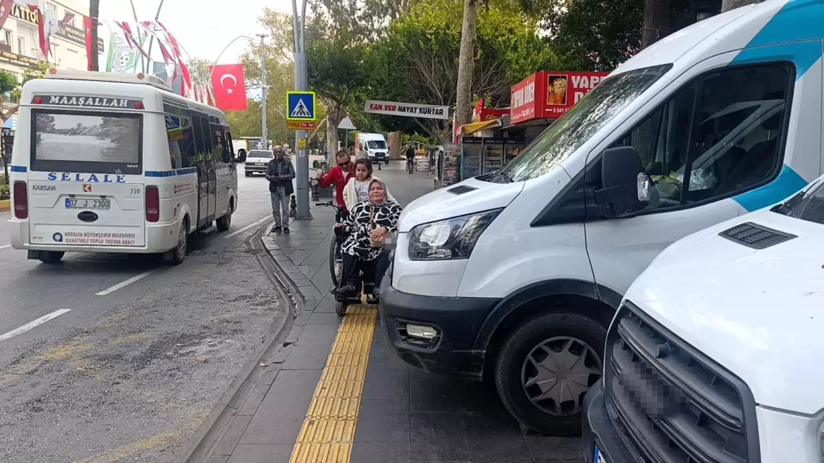 PTT Minibüsleri Engelli Yolu Kapatıyor