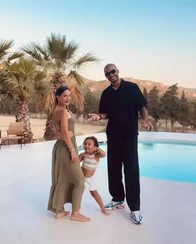 Survivor'daki yasak aşk evliliğini bitirmişti! Pişmanlık yaşayan Efecan Dianzenza eski eşine şarkı yaptı Survivor'daki yasak aşk evliliğini bitirmişti! Pişmanlık yaşayan Efecan Dianzenza eski eşine şarkı yaptı