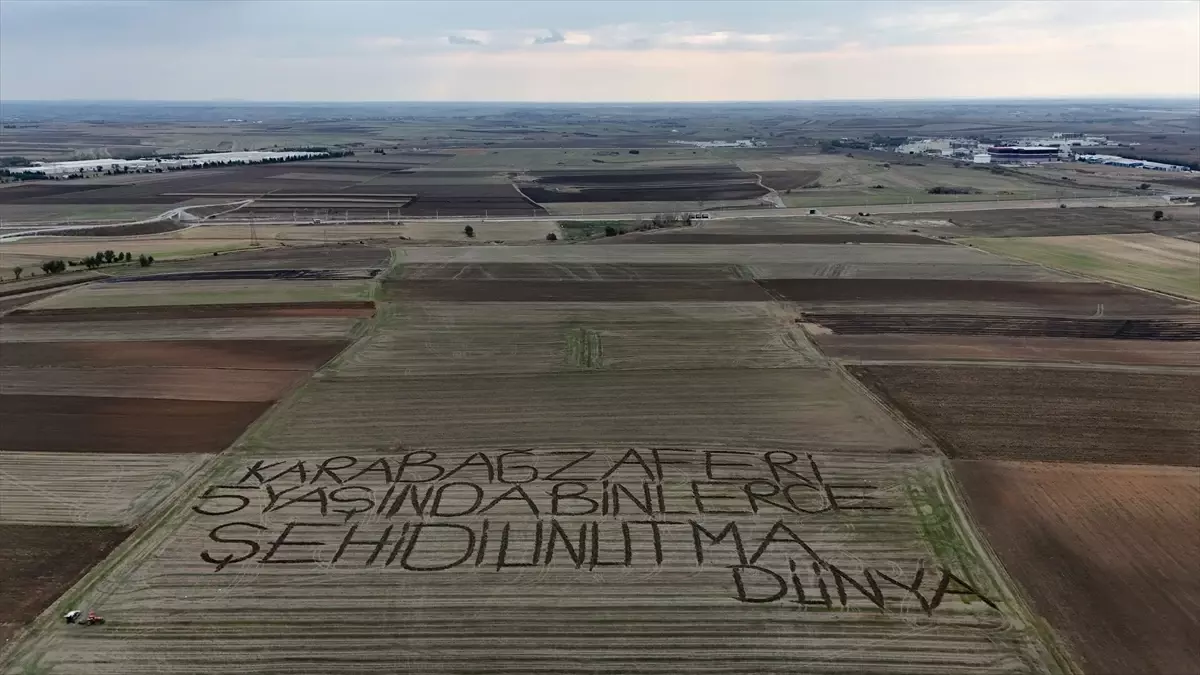 Tarlasına yazdığı kutlama mesajlarıyla bilinen Kırklarelili çiftçi bu kez de Karabağ zaferini kutladı