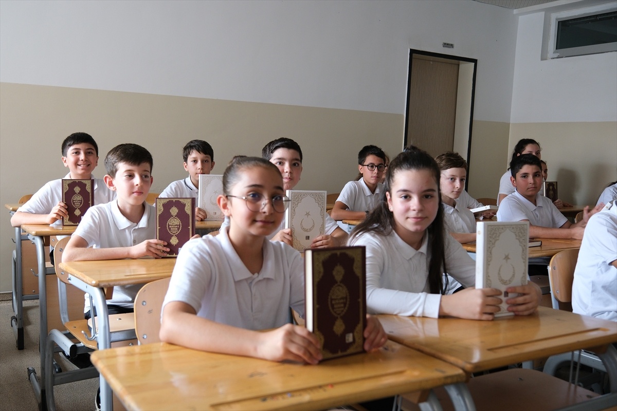 TDV\'den Öğrencilere Kur\'an Hediye