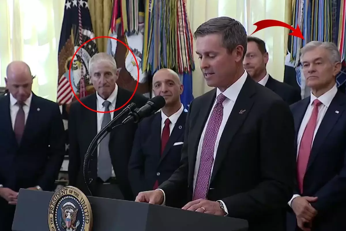 Trump\'ın basın toplantısında korku dolu anlar! İlk müdahaleyi Mehmet Öz yaptı