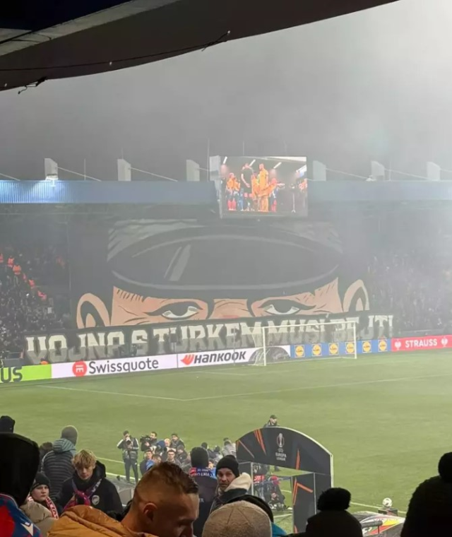 UEFA Avrupa Ligi'nde skandal koreografi: Türklerle Savaş Olmalı