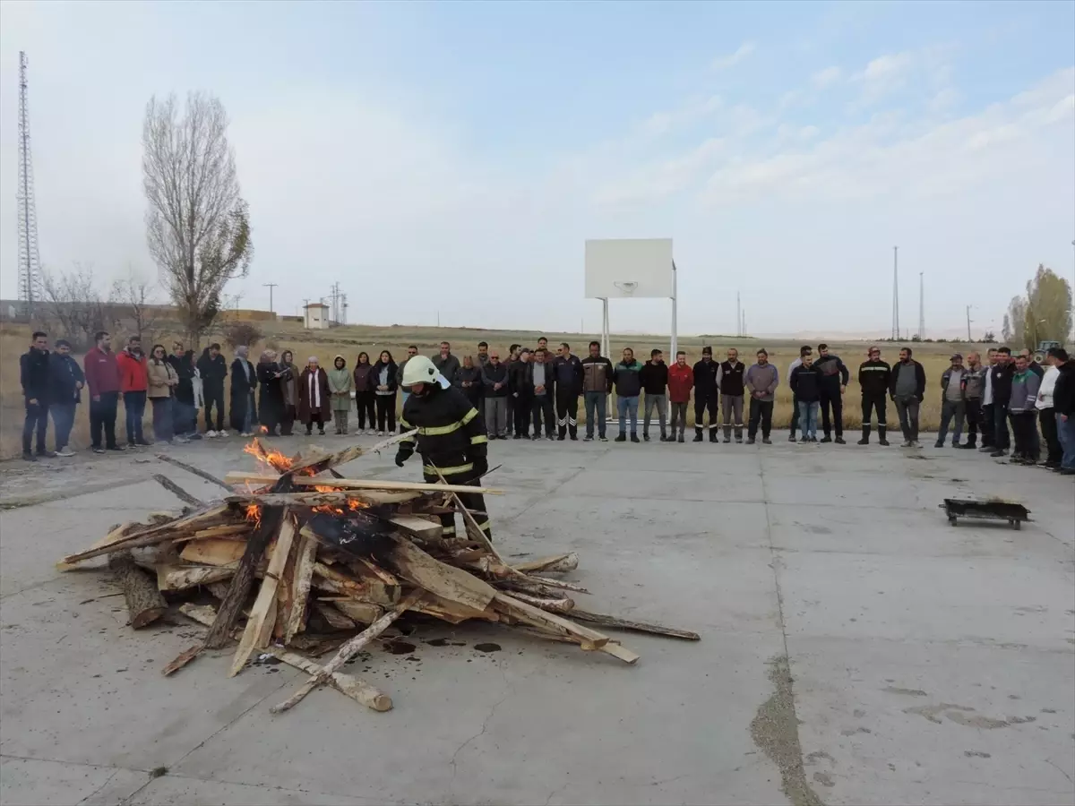 Ulaş\'ta Yangın Eğitimi ve Tatbikatı