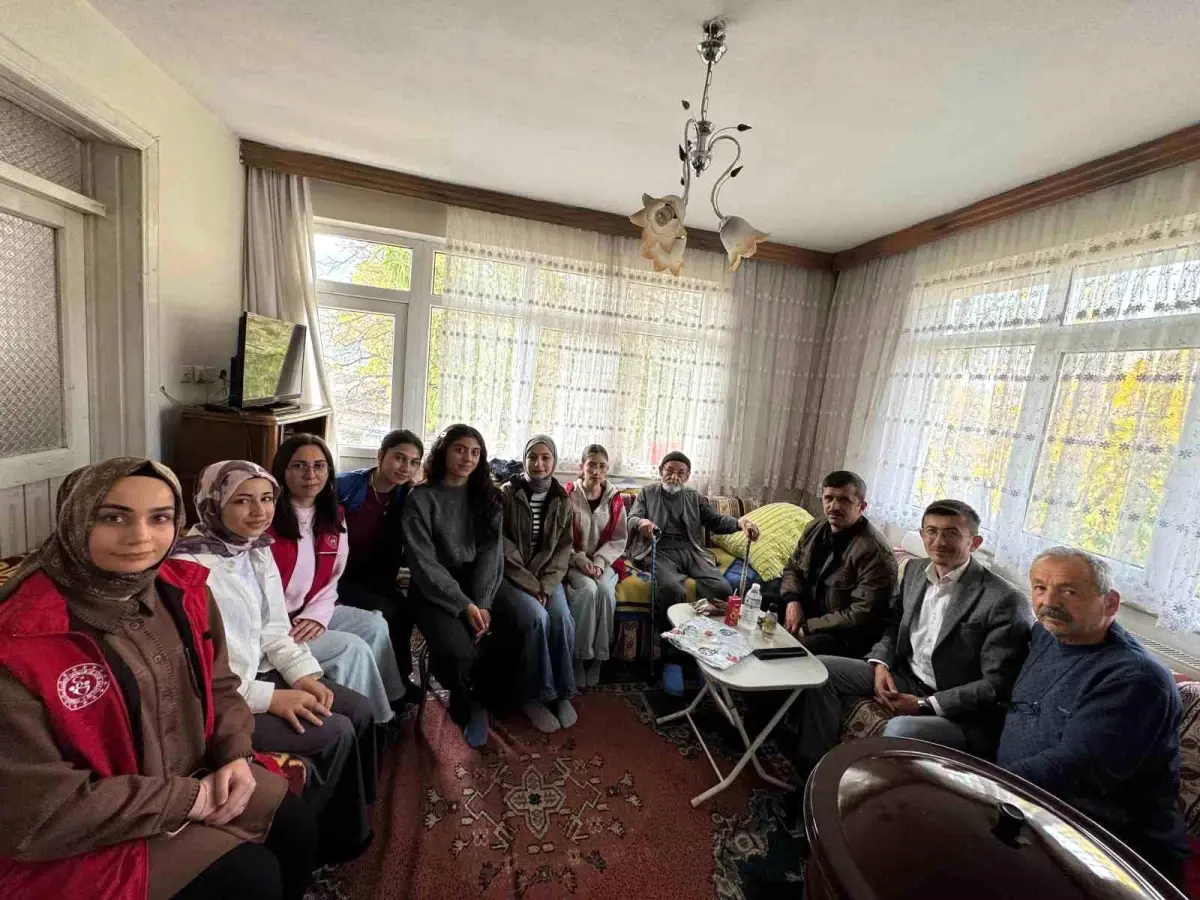 Öğrenciler 100 Yaşındaki Çetin\'i Ziyaret Etti