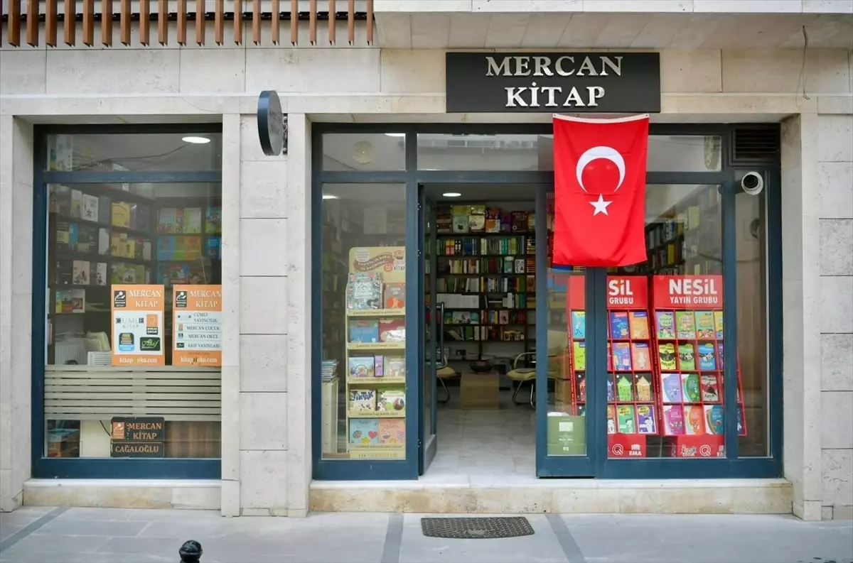 Yayıncılığın kalbi Cağaloğlu, Kitapçılar Sokağı\'yla yeniden canlanıyor