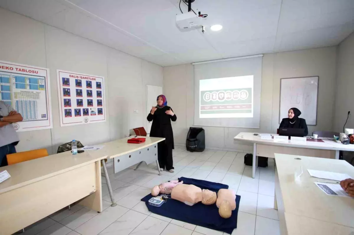 Kocaeli Büyükşehir Belediyesi\'nden Personeline İlk Yardım Eğitimi