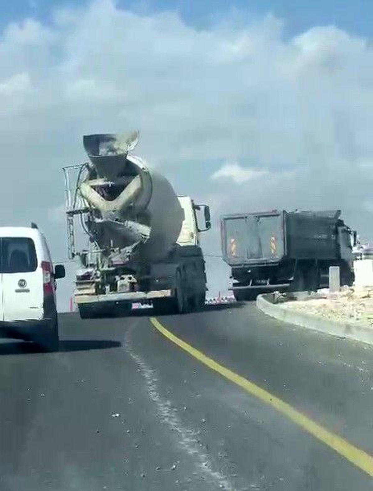 Beton Mikseri Trafikte Beton Dökerek İlerledi