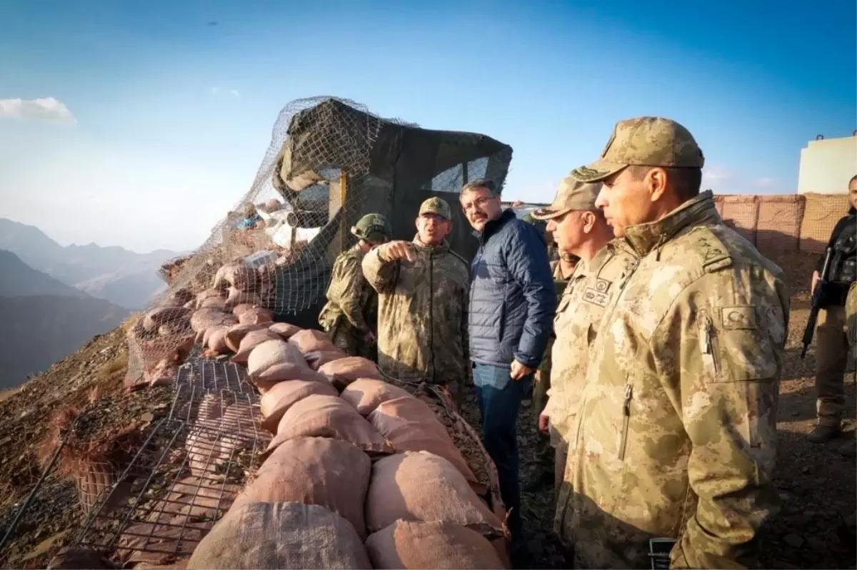 2. Ordu Komutanı ve Hakkari Valisi Sınır Karakollarını Ziyaret Etti