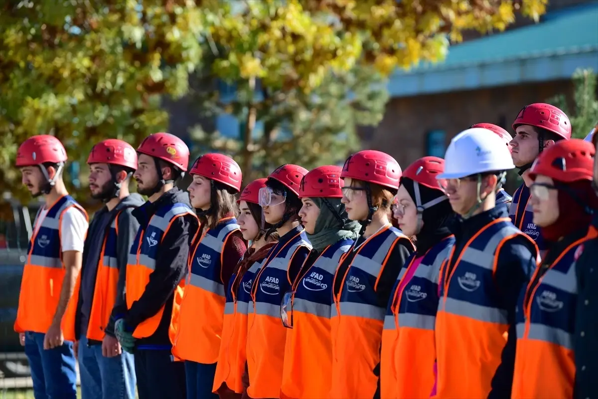 Van YYÜ Öğrencileri Olası Afetlere Hazırlanıyor