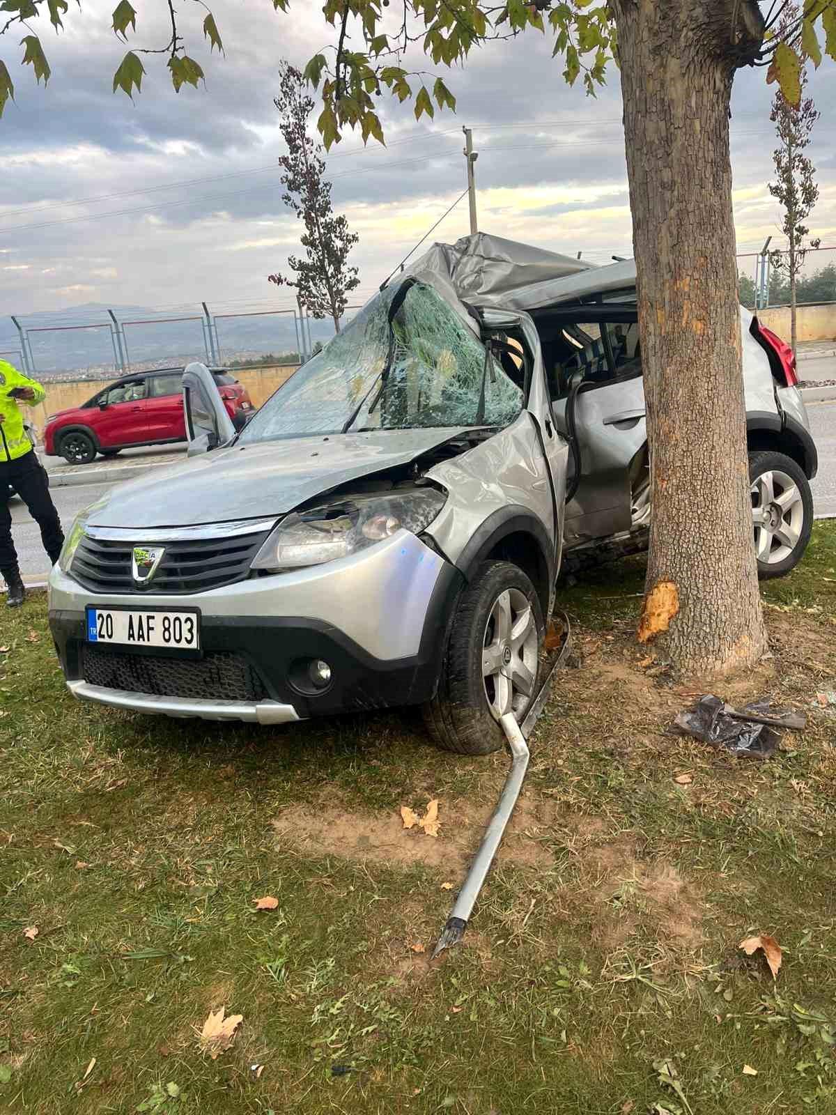 Denizli\'de Trafik Kazası: Genç Sürücü Hayatını Kaybetti