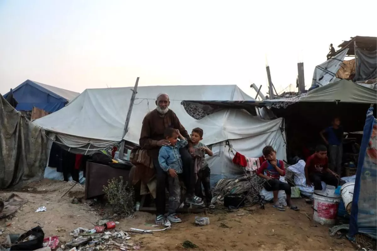 Gazze\'de Filistinliler Hayatta Kalmaya Çalışıyor