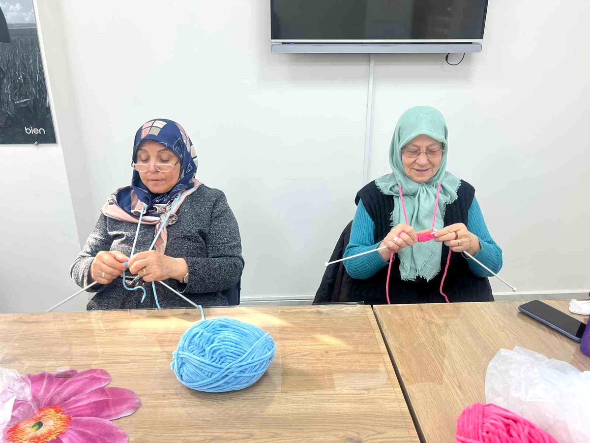 Bilecik\'te Yaşlılar Alzheimera Karşı Örgü Örüyor