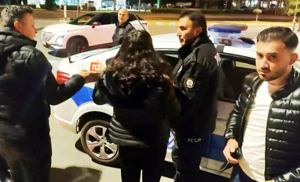 Anne ve baba, avukat kızlarını taksi durağına kilitledi