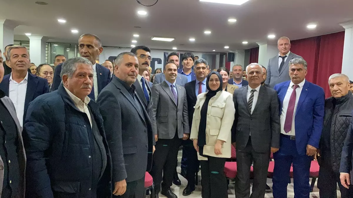 Bakan Kacır\'dan Çocuklara Togg Oyuncak Hediye