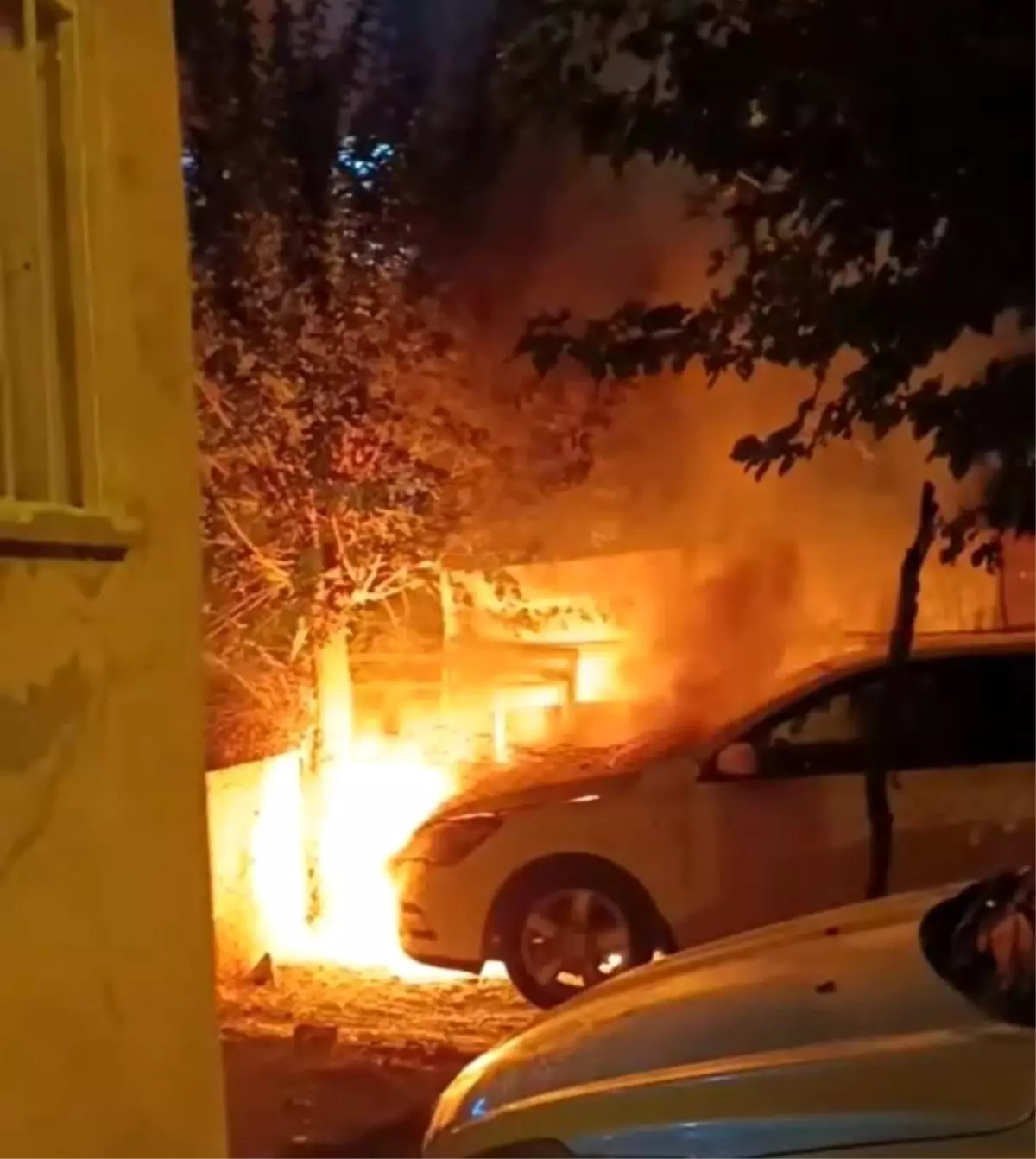 Batman\'da Park Halindeki Araç Yandı