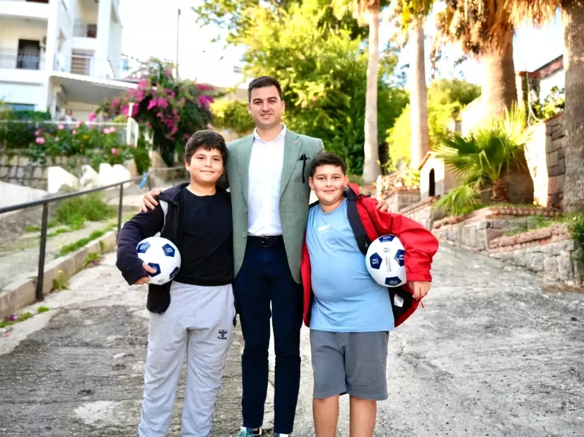 Bodrum Belediyesi Akyarlar Mahallesi\'nde Beton Yol Çalışmaları Yapıyor