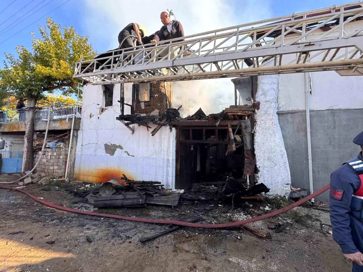 Yeşilova\'da Yangında Yaşlı Çift Hayatını Kaybetti