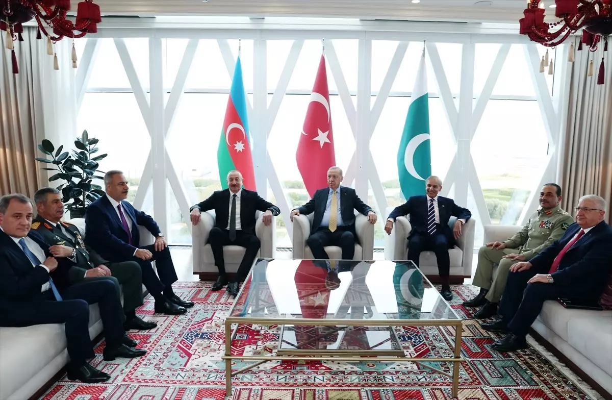Cumhurbaşkanı Erdoğan, Azerbaycan Cumhurbaşkanı Aliyev ve Pakistan Başbakanı Şerif ile görüştü