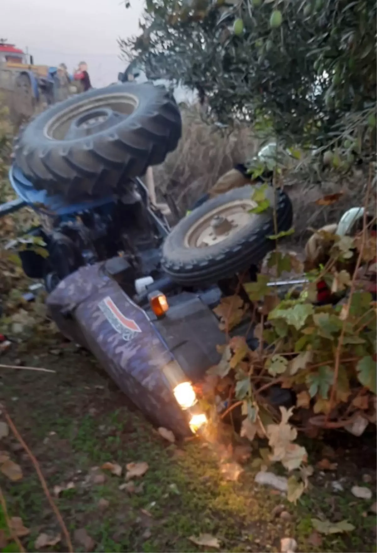 Traktör Devrildi, Emekli Öğretmen Hayatını Kaybetti