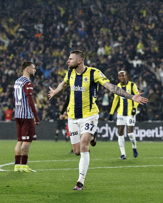 Dünya devinden Fenerbahçe'nin yıldızına teklif! Bir saniye düşünmeden yanıtladı