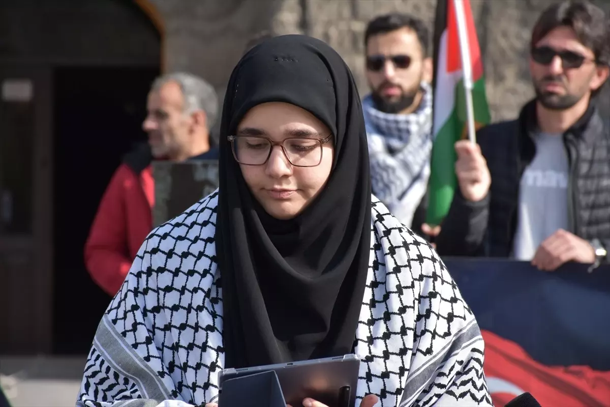 Erzurum\'da sağlık çalışanları 104 haftadır Gazze için desteklerini sürdürüyor