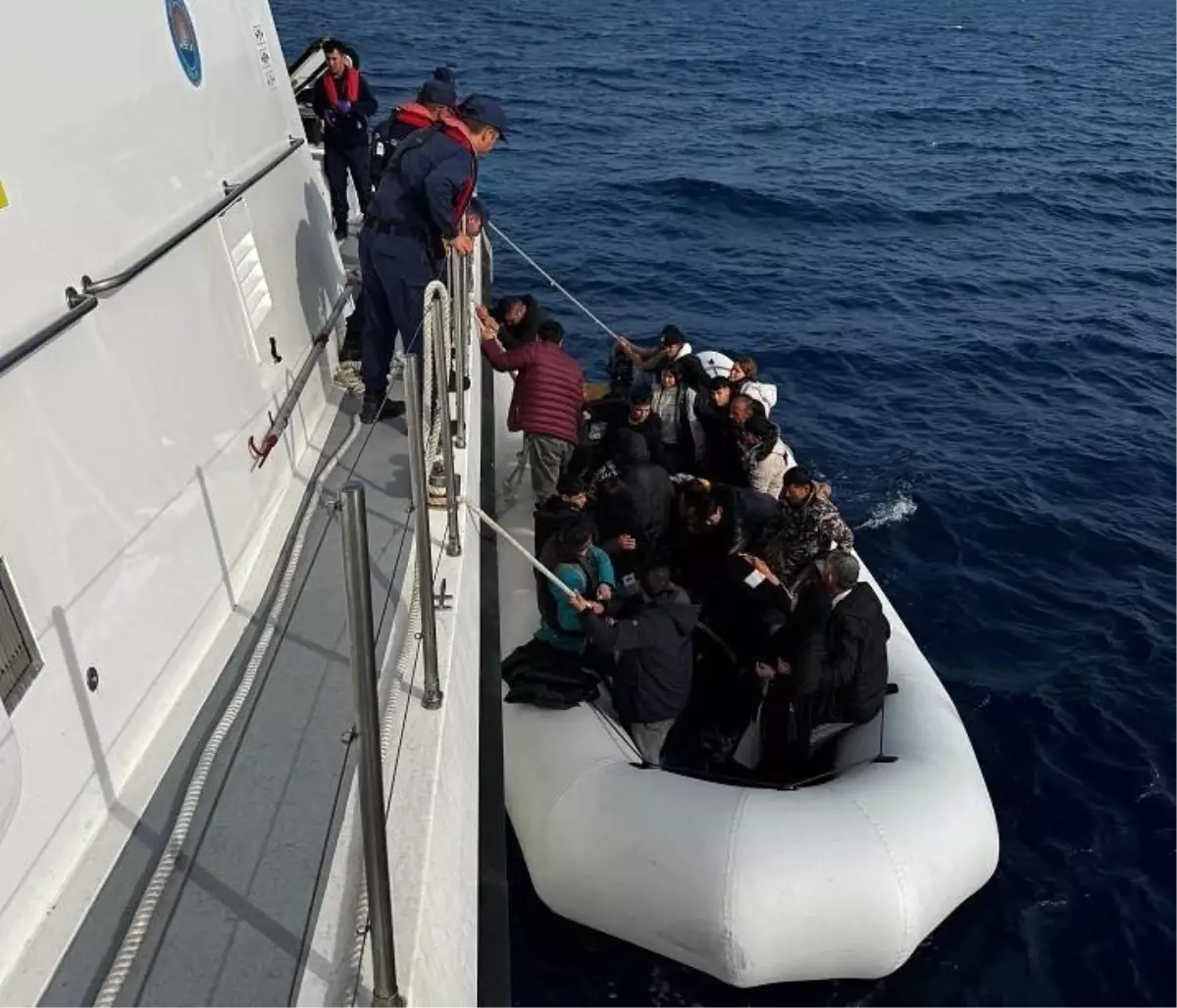 İzmir\'de Bot Arızası, 64 Göçmen Kurtarıldı