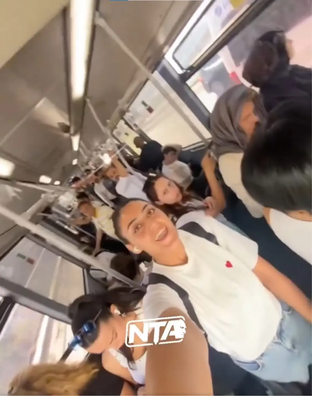 Genç kızın bağırarak söylediğine kimse bir şey demedi