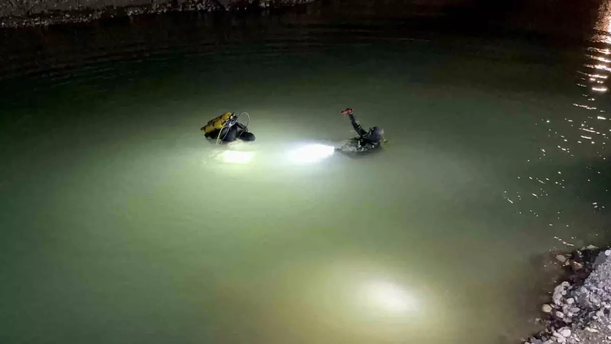 Adıyaman\'da Kamyonet Gölete Düştü