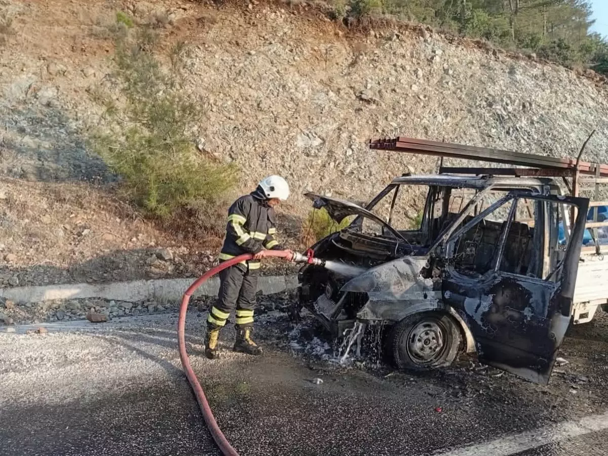 Yayladağı\'nda Kamyonet Yangını